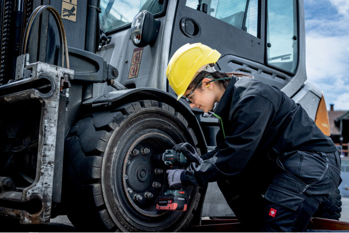 Аккумуляторный ударный гайковерт Metabo SSW 18 LTX 800 BL (602403650)