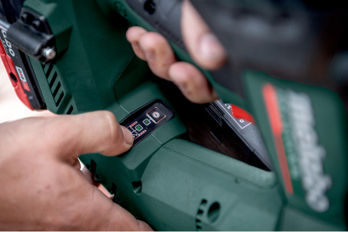 Аккумуляторный гвоздозабиватель Metabo NFR 18 LTX 90 BL (612090800)