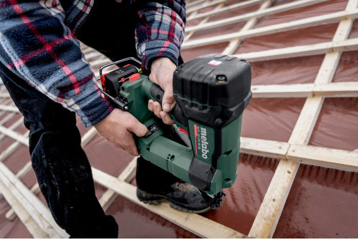 Аккумуляторный гвоздозабиватель Metabo NFR 18 LTX 90 BL (612090800)