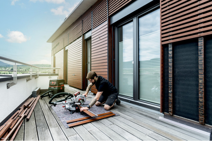 Акумуляторна торцювальна пила Metabo KGS 18 LTX BL 216 (614216850)