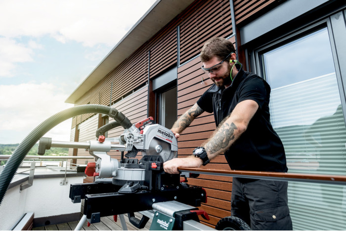 Акумуляторна торцювальна пила Metabo KGS 18 LTX BL 216 (614216850)