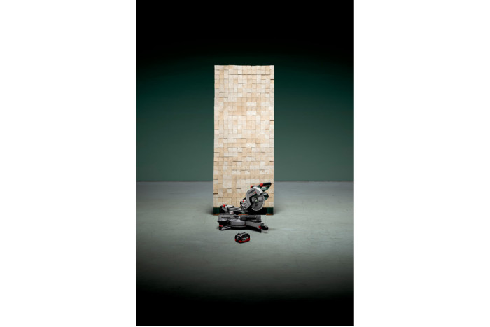 Акумуляторна торцювальна пила Metabo KGS 18 LTX BL 216 (614216850)