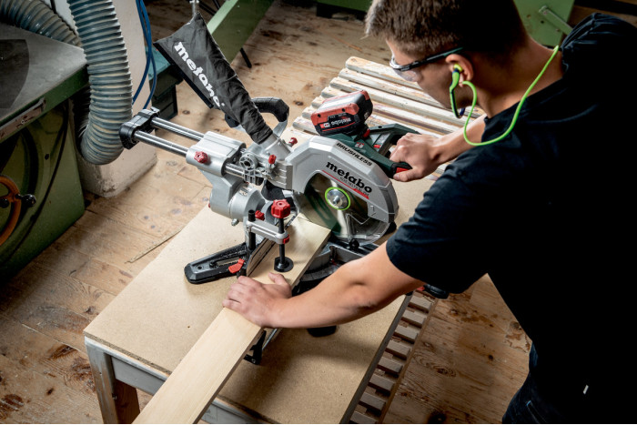 Аккумуляторная торцовочная пила Metabo KGS 18 LTX BL 254 (614254650)