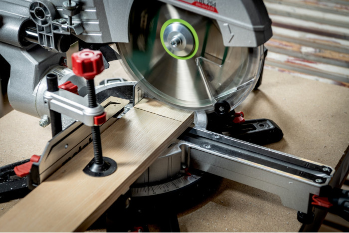 Аккумуляторная торцовочная пила Metabo KGS 18 LTX BL 254 (614254650)