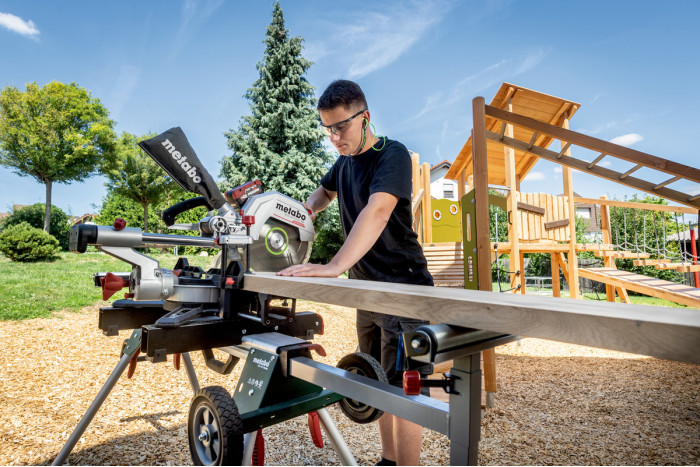 Аккумуляторная торцовочная пила Metabo KGS 18 LTX BL 305 (614305810)