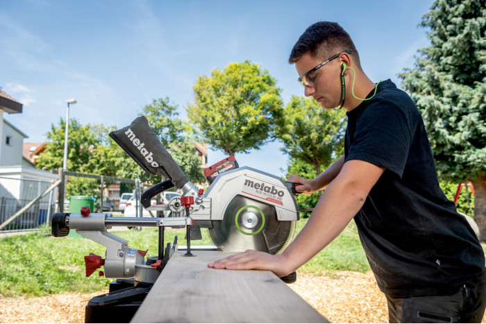 Аккумуляторная торцовочная пила Metabo KGS 18 LTX BL 305 (614305810)