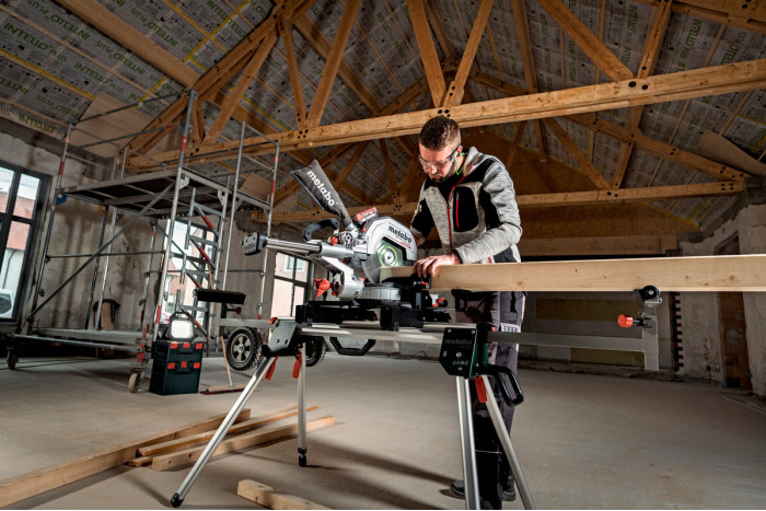Аккумуляторная торцовочная пила Metabo KGS 18 LTX BL 305 (614305810)
