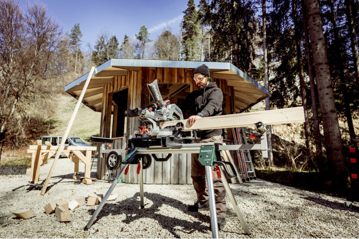 Аккумуляторная торцовочная пила Metabo KGS 18 LTX BL 305 (614305810)