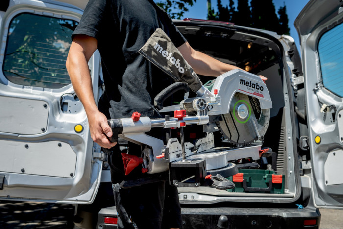 Аккумуляторная торцовочная пила Metabo KGS 18 LTX BL 305 (614305810)