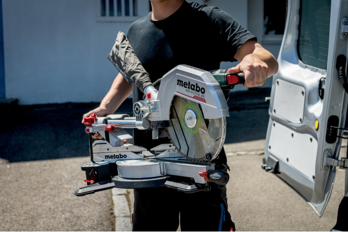 Аккумуляторная торцовочная пила Metabo KGS 18 LTX BL 305 (614305810)