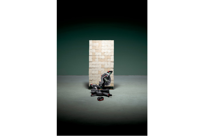 Аккумуляторная торцовочная пила Metabo KGS 18 LTX BL 305 (614305810)