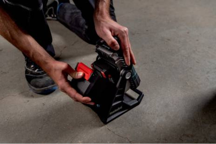 Акумуляторний прожектор Metabo BSA 18 LED 4000 + штатив (691210000)